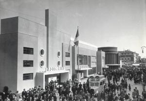Fiera di Milano - Campionaria 1938 - Viale del commercio - Folla di visitatori