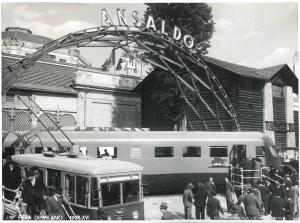Fiera di Milano - Campionaria 1938 - Area espositiva con veicoli ferroviari dell'Ansaldo
