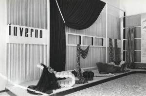 Fiera di Milano - Campionaria 1938 - Padiglione della Italrayon - Stand di tessuti