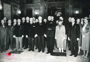 Milano - Comune - Gruppo di giornalisti italiani ed esteri ad una cerimonia dopo la visita alla Fiera campionaria di Milano del 1939