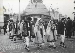 Fiera di Milano - Campionaria 1939 - Gruppo di persone in costume tradizionale