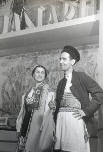 Fiera di Milano - Campionaria 1939 - Padiglione della Romania - Coppia in costume tradizionale romeno