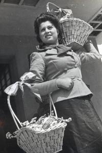 Fiera di Milano - Campionaria 1939 - Giovane donna con cestini di dolciumi