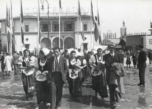 Fiera di Milano - Campionaria 1939 - Gruppo di persone in costume tradizionale