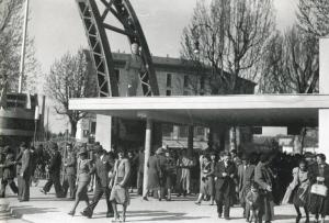 Fiera di Milano - Campionaria 1939 - Entrata di porta Domodossola - Visitatori ai passaggi