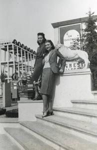 Fiera di Milano - Campionaria 1939 - Due visitatrici sulle scale d'entrata del padiglione dell'Irpinia