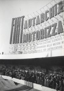 Fiera di Milano - Campionaria 1939 - Area espositiva all'aperto della Fiat - Folla di visitatori