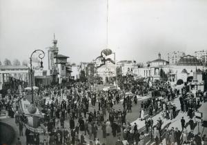 Fiera di Milano - Campionaria 1939 - Viale dell'industria - Folla di visitatori