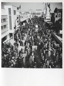 Fiera di Milano - Campionaria 1939 - Viale della scienza - Folla di visitatori