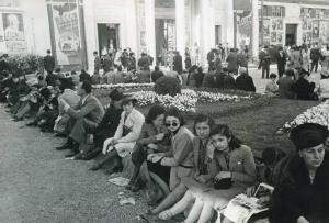 Fiera di Milano - Campionaria 1939 - Aiuola con visitatori seduti intorno