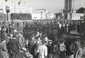 Fiera di Milano - Campionaria 1939 - Piazza Italia - Folla di visitatori