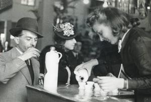 Fiera di Milano - Campionaria 1939 - Visitatori ad un bar