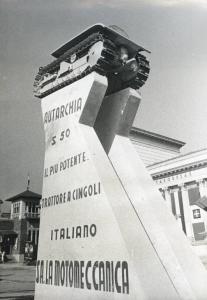 Fiera di Milano - Campionaria 1939 - Installazione pubblicitaria del trattore S 50 della S.A. La motomeccanica