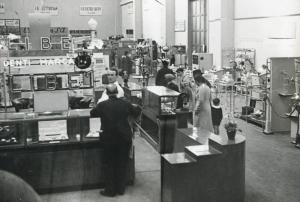 Fiera di Milano - Campionaria 1939 - Padiglione della Mostra della chimica farmaceutica e medico-sanitaria - Sala degli apparecchi medico-sanitari