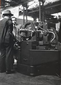 Fiera di Milano - Campionaria 1939 - Padiglione della meccanica "A" - Visitatori presso uno stand di macchine utensili