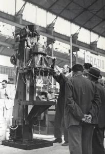 Fiera di Milano - Campionaria 1939 - Padiglione della meccanica "A" - Visitatori presso uno stand di macchine industriali