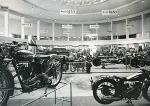 Fiera di Milano - Campionaria 1939 - Salone del motofurgoncino e della motonautica nel palazzo dello sport