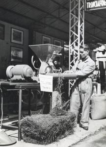 Fiera di Milano - Campionaria 1939 - Tettoia delle macchine ed attrezzi agricoli - Stand della ditta Ing. Antonio Feraboli officina meccanica