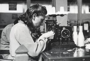 Fiera di Milano - Campionaria 1939 - Padiglione della Snia Viscosa - Operaia al lavoro su una macchina tessile