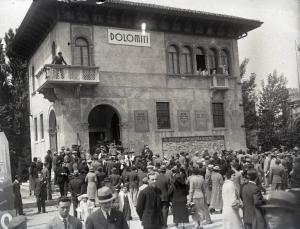 Fiera di Milano - Campionaria - Padiglione del Trentino - Gruppo di persone in costume tradizionale all'entrata