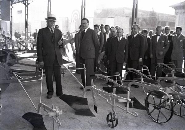 Fiera di Milano - Campionaria 1946 - Visita di dirigenti della Fiera e di autorità cittadine