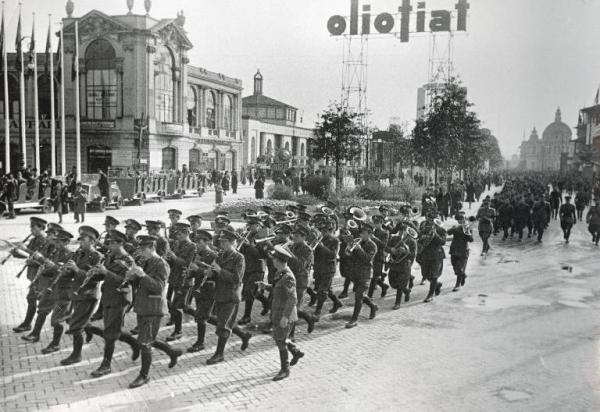 Fiera di Milano - Campionaria 1940 - Visita del Reggimento Autocentro