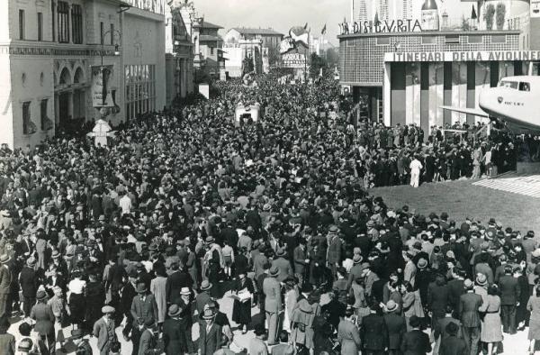 Fiera di Milano - Campionaria 1940 - Viale dell'industria - Folla di visitatori