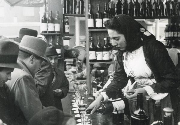 Fiera di Milano - Campionaria 1940 - Visitatori ad un chiosco di degustazione di vini
