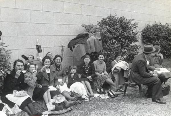 Fiera di Milano - Campionaria 1940 - Visitatori in un'aiuola con picnic