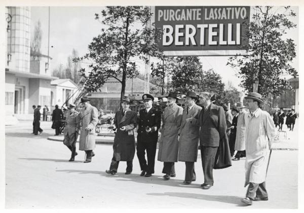 Fiera di Milano - Campionaria 1941 - Visita del prefetto di Milano Carlo Tiengo e del federale di Milano Andrea Ippolito nella fase di allestimento