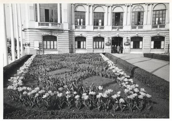 Fiera di Milano - Campionaria 1941 - Aiuola con fiori davanti al palazzo degli uffici (palazzo degli orafi)