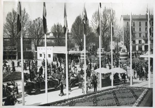 Fiera di Milano - Campionaria 1941 - Entrata di porta Domodossola - Visitatori