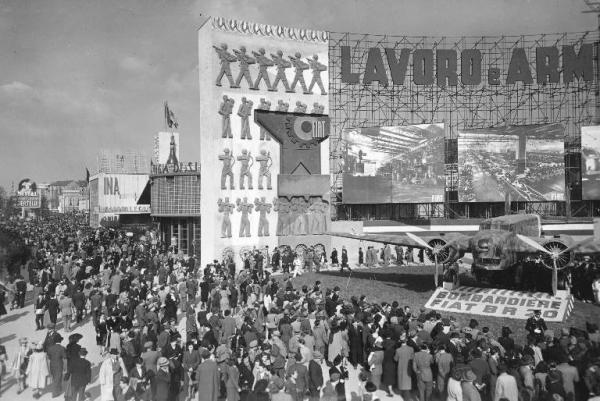 Fiera di Milano - Campionaria 1941 - Area espositiva all'aperto della Fiat - Folla di visitatori