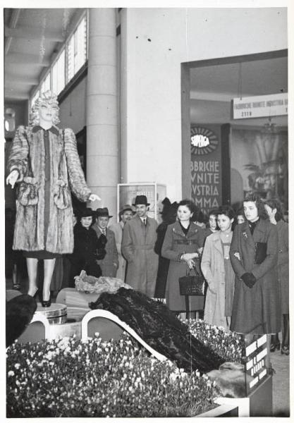 Fiera di Milano - Campionaria 1941 - Padiglione dei tessili e dell'abbigliamento - Stand di confezioni della ditta Michele Fossati