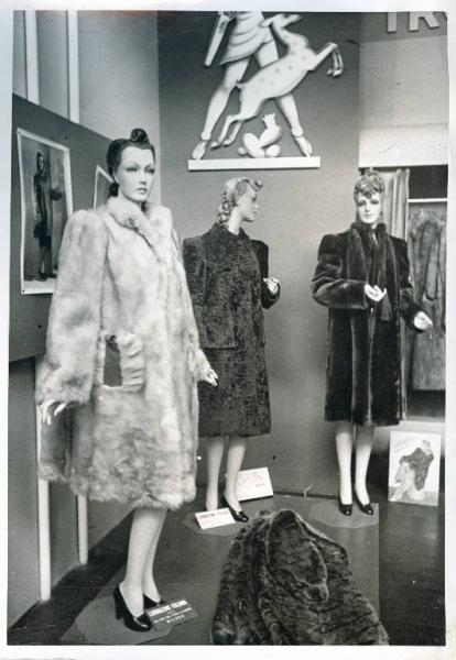 Fiera di Milano - Campionaria 1941 - Padiglione dei tessili e dell'abbigliamento - Stand di pellicce