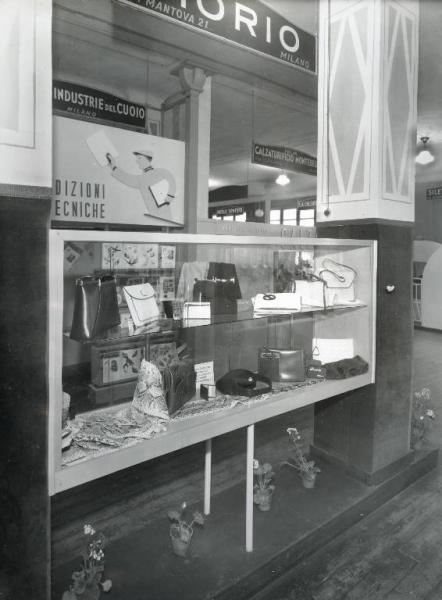 Fiera di Milano - Campionaria 1941 - Padiglione delle industrie del cuoio - Stand di borse