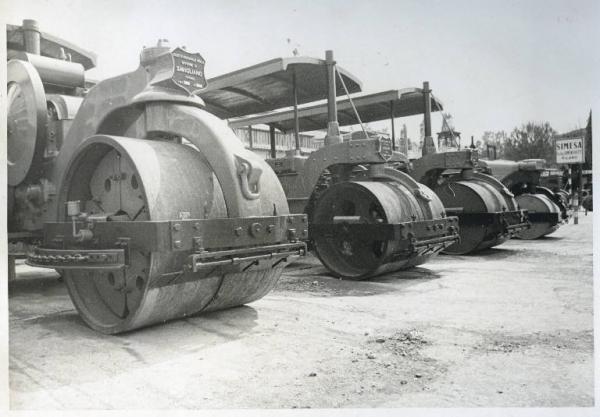 Fiera di Milano - Campionaria 1941 - Settore dell'edilizia - Stand di macchine della Società nazionale delle officine di Savigliano