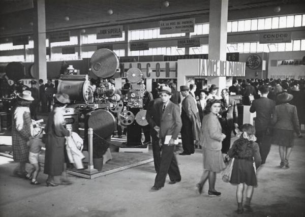 Fiera di Milano - Campionaria 1941 - Padiglione dell'ottica-foto-cine-radio-musica - Sala interna