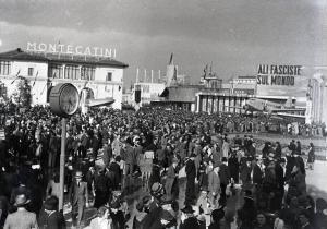 Fiera di Milano - Campionaria 1940 - Piazza Italia - Folla di visitatori