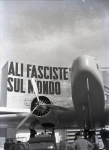 Fiera di Milano - Campionaria 1940 - Area espositiva all'aperto della Fiat - Lavori di allestimento
