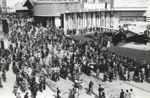 Fiera di Milano - Campionaria 1940 - Piazza Italia e viale dell'industria - Folla di visitatori