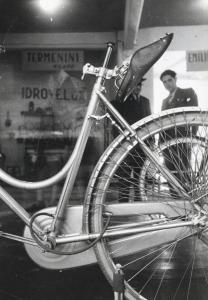 Fiera di Milano - Campionaria 1940 - Salone del ciclo, motocarro e della motonautica nel palazzo dello sport - Bicicletta