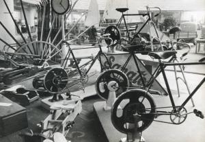 Fiera di Milano - Campionaria 1940 - Salone del ciclo, motocarro e della motonautica nel palazzo dello sport - Stand di biciclette
