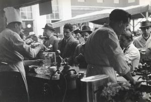 Fiera di Milano - Campionaria 1940 - Visitatori ad un chiosco di degustazione e vendita
