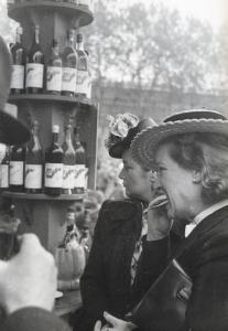Fiera di Milano - Campionaria 1940 - Visitatrici ad un chiosco di degustazione e vendita