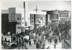 Fiera di Milano - Campionaria 1941 - Viale del commercio - Folla di visitatori