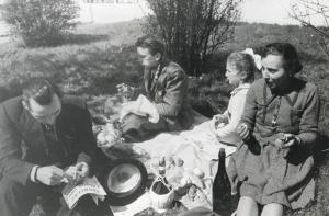 Fiera di Milano - Campionaria 1941 - Visitatori in un'aiuola con picnic