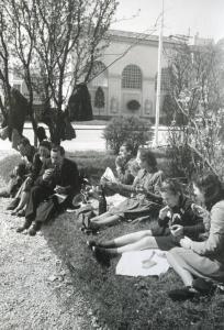 Fiera di Milano - Campionaria 1941 - Visitatori in un'aiuola con picnic