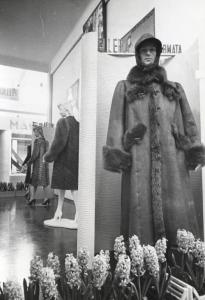 Fiera di Milano - Campionaria 1941 - Padiglione dei tessili e dell'abbigliamento - Stand della pellicceria Dellera