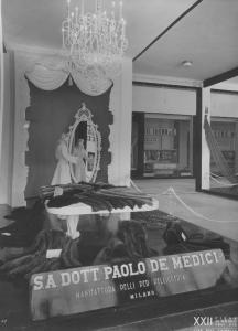 Fiera di Milano - Campionaria 1941 - Padiglione dei tessili e dell'abbigliamento - Stand di pelli per pellicceria della S.A. Paolo De Medici